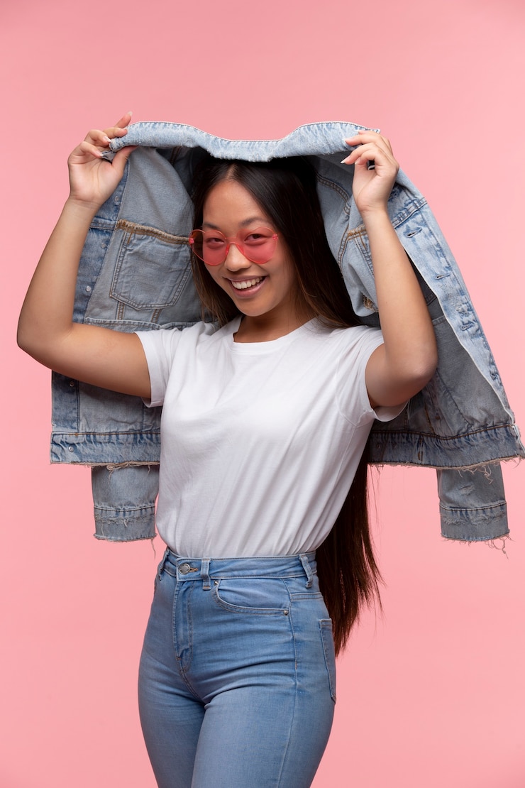 免費 Photo 一位戴著太陽眼鏡和牛仔<unk>的青少年女孩的肖像