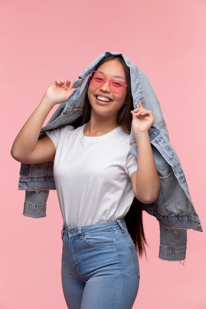 Free photo portrait of young teenage girl with sunglasses and jean jacket