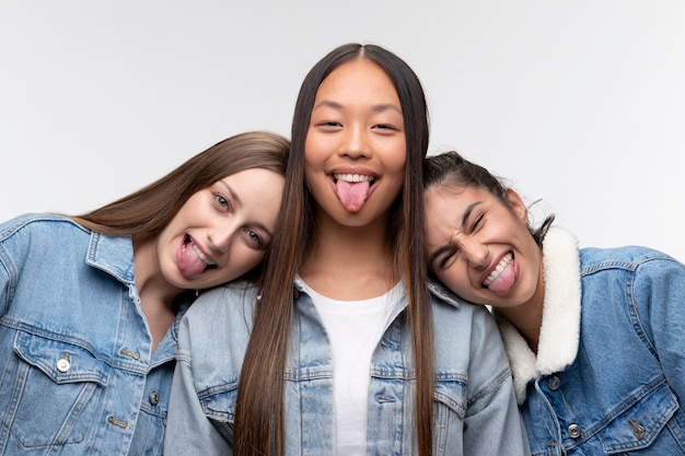 Free photo portrait of young teenage girls posing together