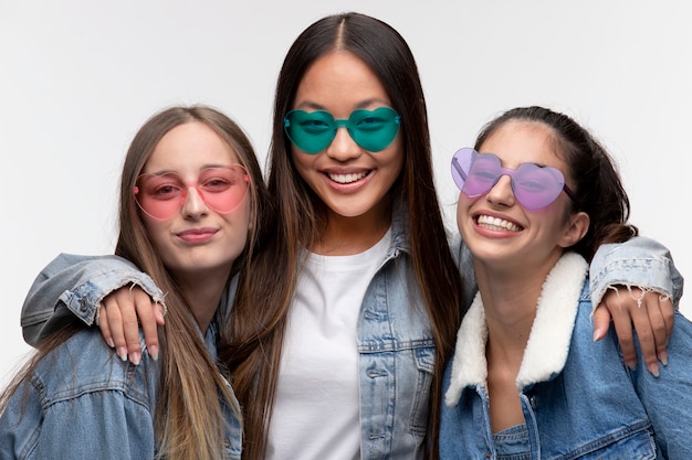 Foto gratuita ritratto di giovani ragazze adolescenti in posa insieme