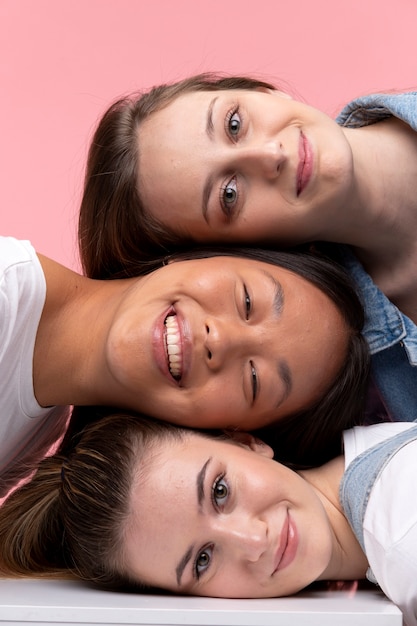 Free photo portrait of young teenage girls posing together