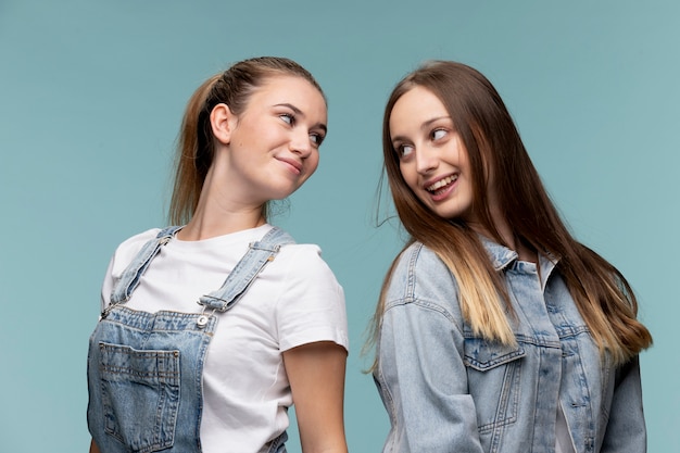 Free photo portrait of young teenage girls posing together