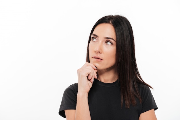 Free photo portrait of a young thoughtful woman looking away