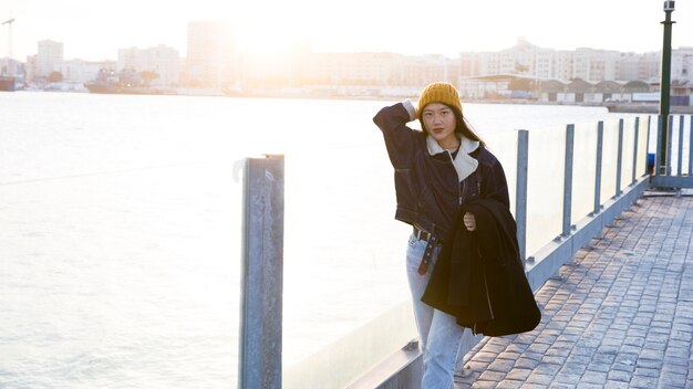 Foto gratuita ritratto di giovane donna in riva al mare