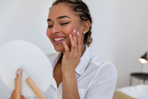 Free photo portrait of young woman doing her beauty routine at home