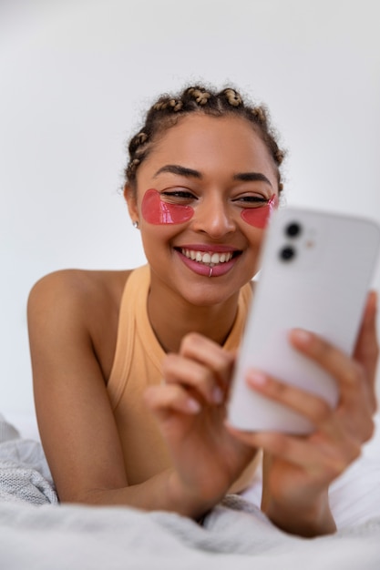 Free photo portrait of young woman doing her beauty routine at home