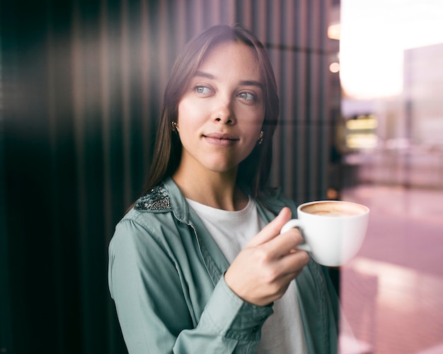 コーヒーを楽しんでいる若い女性の肖像画