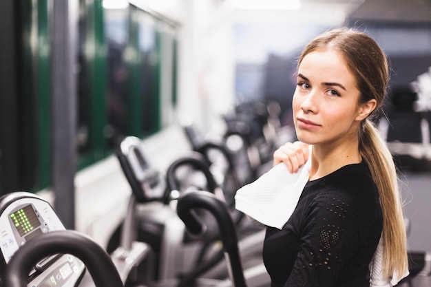 Free photo portrait of a young woman in fitness center