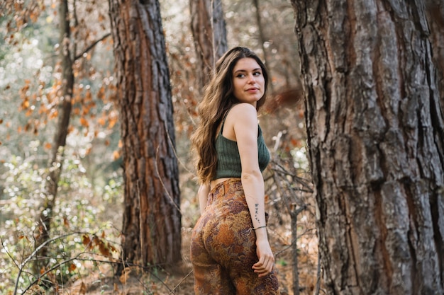 Free photo portrait of young woman in forest