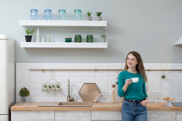 自宅でコーヒーを飲んでいる若い女性の肖像画