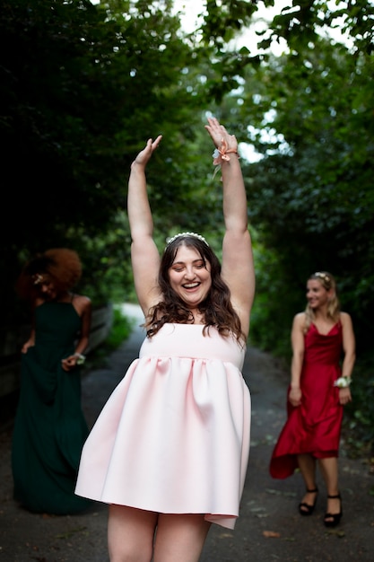 Free photo portrait of young woman next to her friends at prom