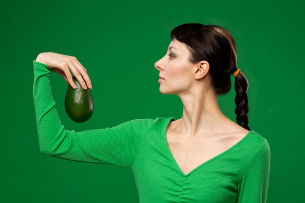 Портрет молодой женщины с авокадо