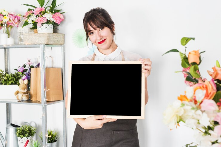 無料Photo 空白のスレートを保持している若い女性の肖像