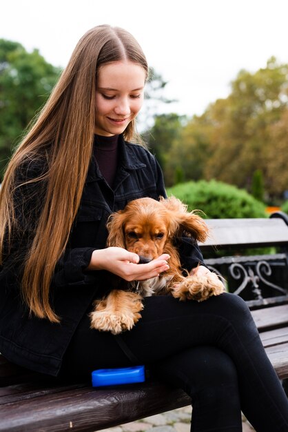 彼女の犬を保持している若い女性の肖像画