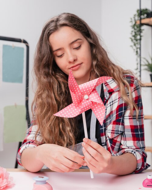 Портрет молодой женщины, холдинг розовый оригами в горошек вертушка