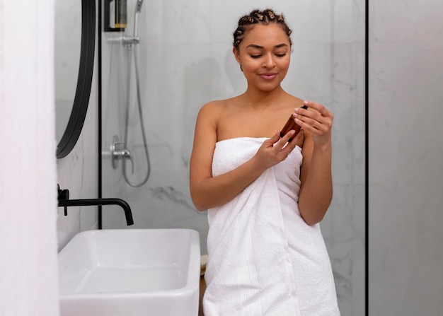 Free photo portrait of young woman at home having a beauty routine