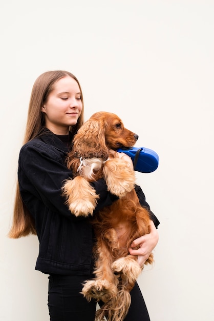 그녀의 강아지를 안고있는 젊은 여자의 초상화