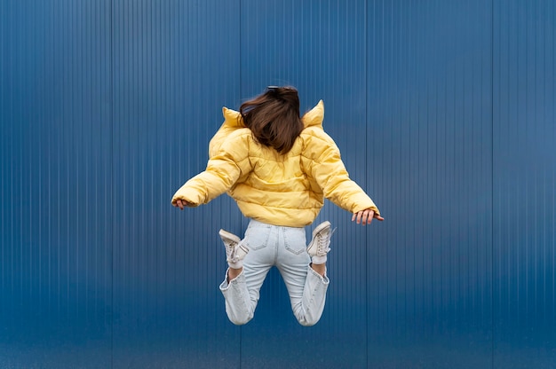 Бесплатное фото Портрет молодой женщины прыгает
