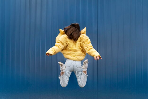 Портрет молодой женщины прыгает