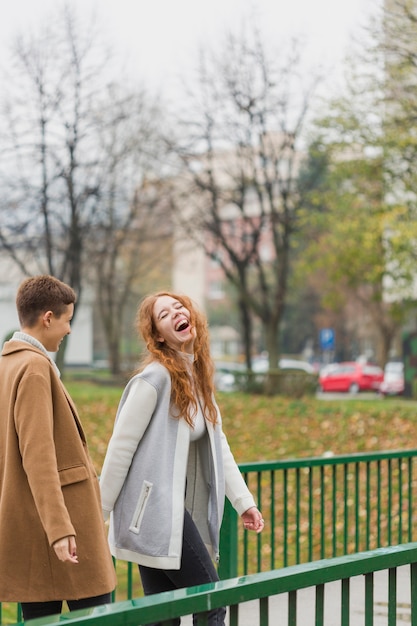 웃 고 젊은 여자의 초상화