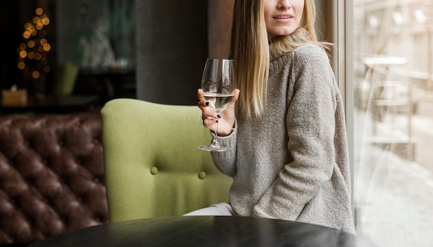 Free photo portrait of young woman looking away