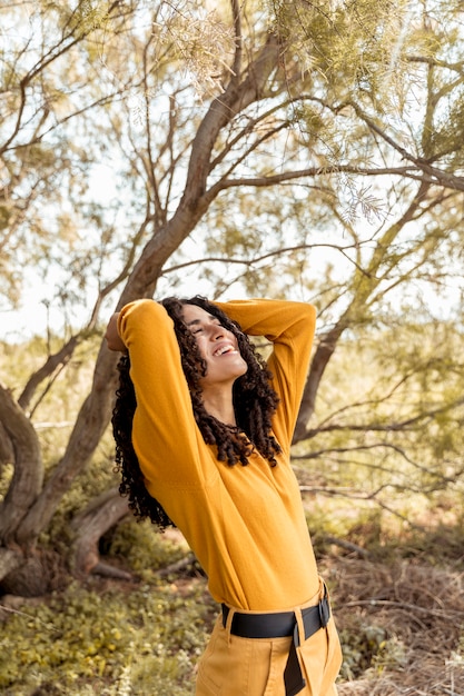 Free photo portrait of young woman in nature