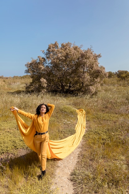 Free photo portrait of young woman in nature