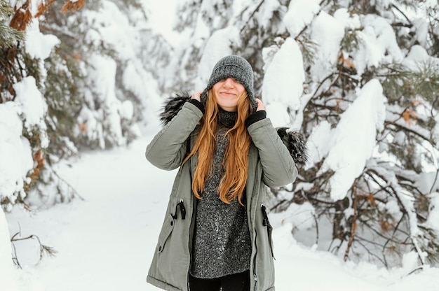 無料写真 冬の日の肖像画の若い女性