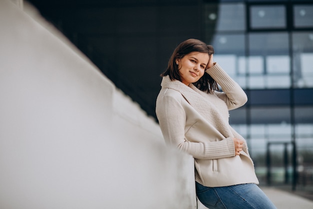 通りの外の若い女性の肖像画