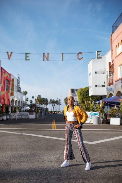 Free photo portrait of a young woman posing outside in the city