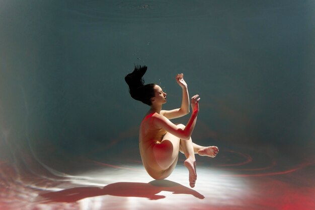 수중 잠수 포즈를 취하는 젊은 여자의 초상화