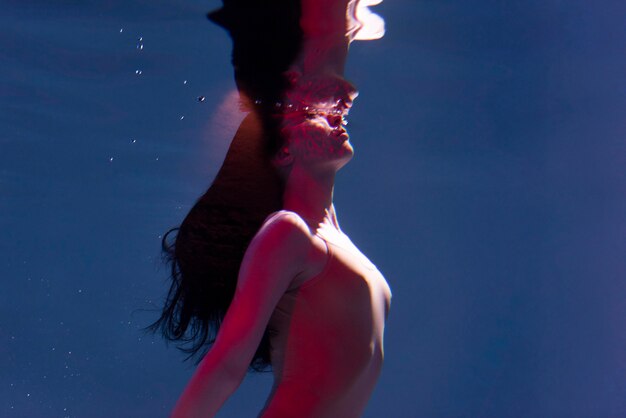 Портрет молодой женщины, позирующей под водой