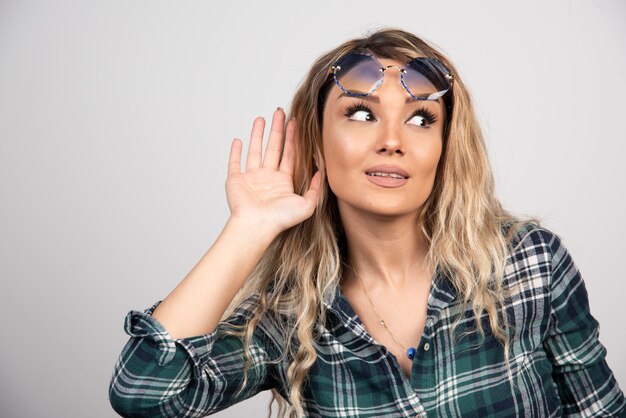 Foto gratuita ritratto di giovane donna in posa con occhiali alla moda.