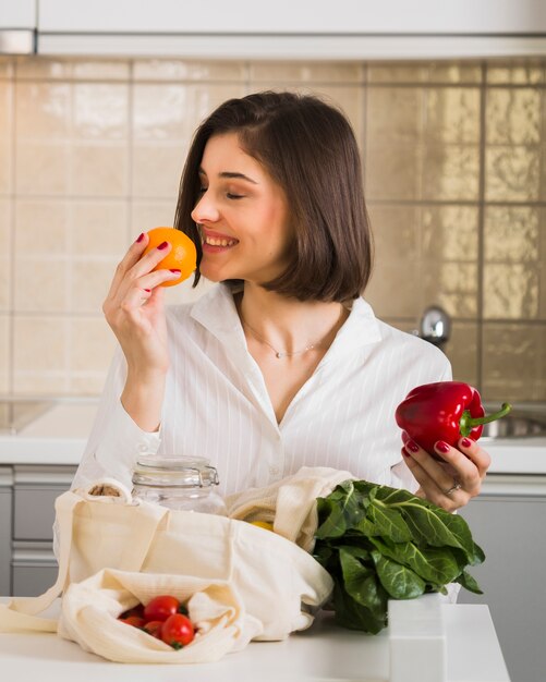 食料品を誇る若い女性の肖像画