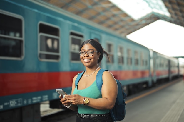 Ritratto di una giovane donna in una stazione ferroviaria