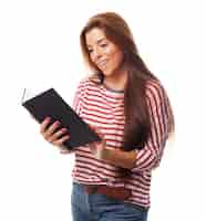 Free photo portrait of young woman reading a book