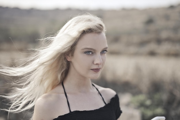 Free photo portrait of a young woman at the sea