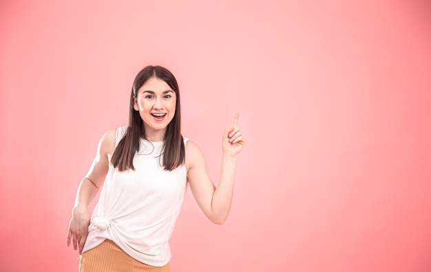 Free photo portrait of a young woman showing emotions