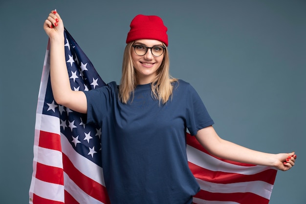 미국 국기를 들고 웃고 있는 젊은 여성의 초상화