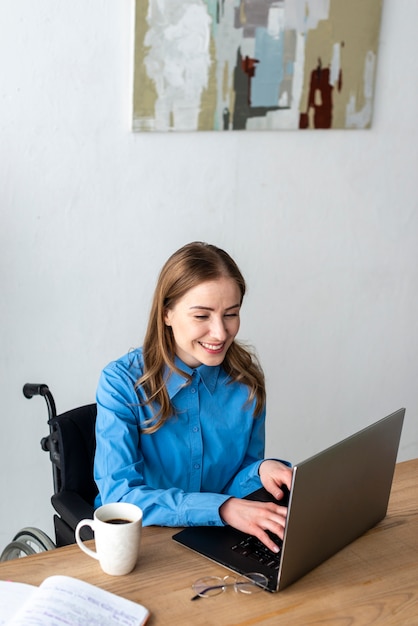 Free photo portrait of young woman smiling at the office