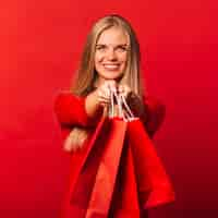 Free photo portrait of young woman smiling