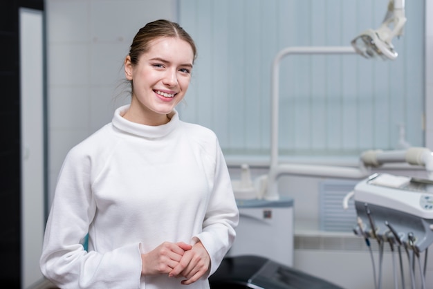 Free photo portrait of young woman smiling