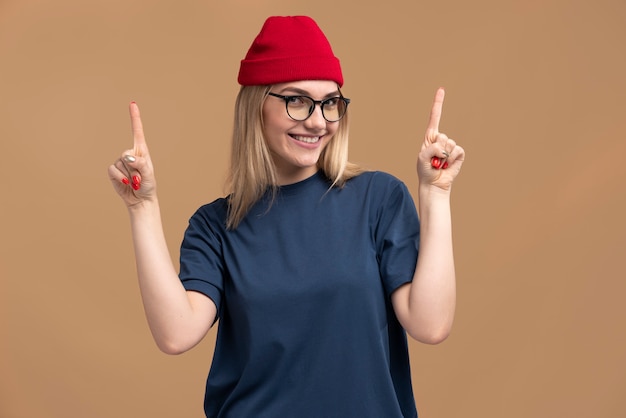 Free photo portrait of a young woman smiling