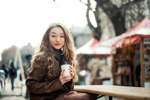 通りの若い女性の肖像画