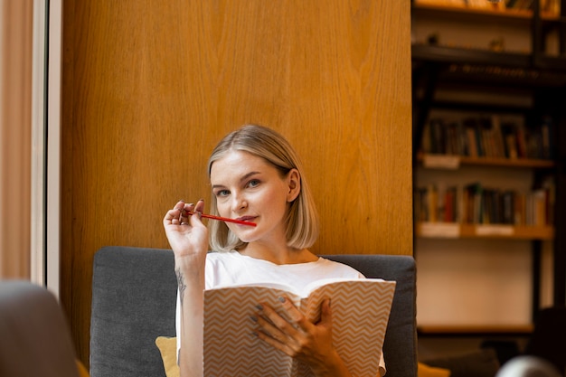 Foto gratuita ritratto di giovane donna che studia