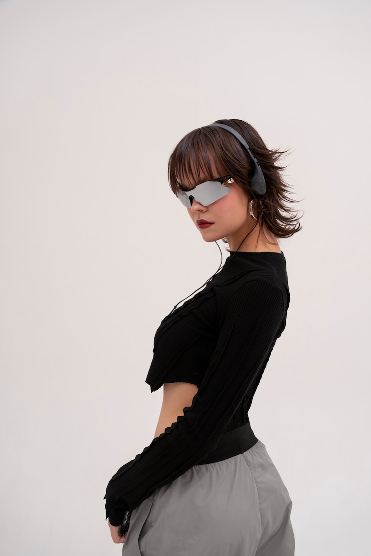 無料Photo 2000 年代のファッションとスタイルを身に着けている若い女性の肖像画