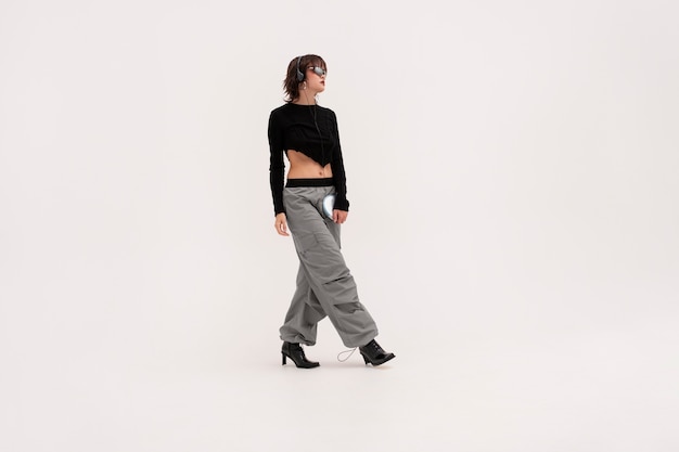 2000 年代のファッションとスタイルを身に着けている若い女性の肖像画
