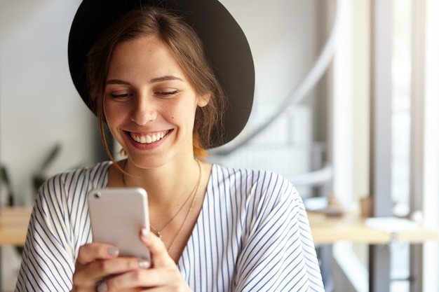 Free photo portrait of young woman wearing big hat