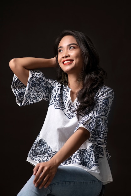 Ritratto di giovane donna che indossa una camicia ricamata
