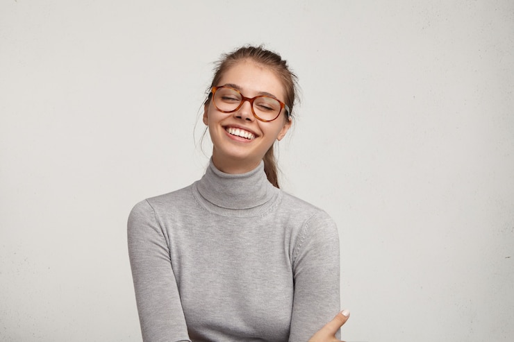 Free Photo portrait of young woman wearing eyeglasses